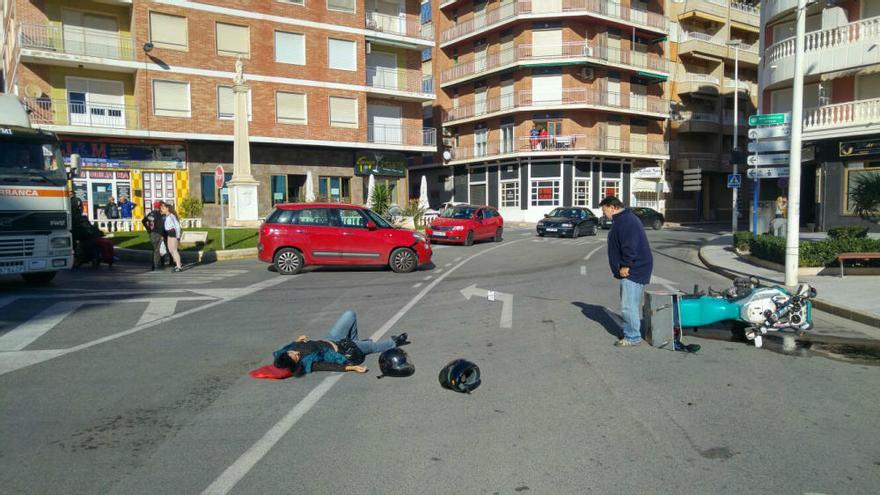 Un accidente entre un coche y una moto deja dos heridos en Torrevieja