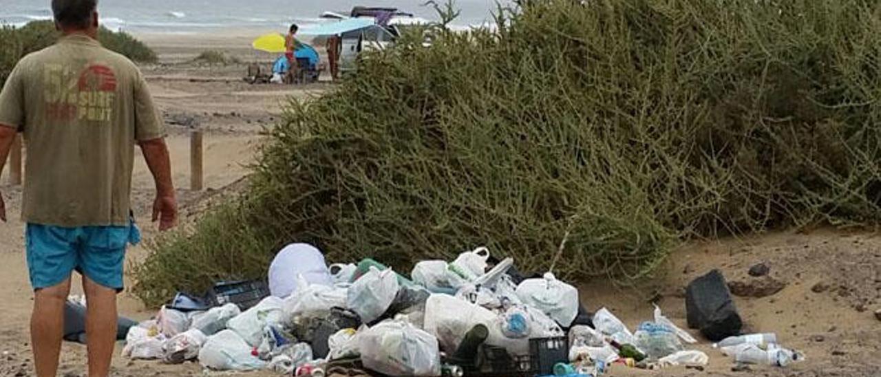 Los vecinos de Cofete denuncian la suciedad y el estado de la carretera