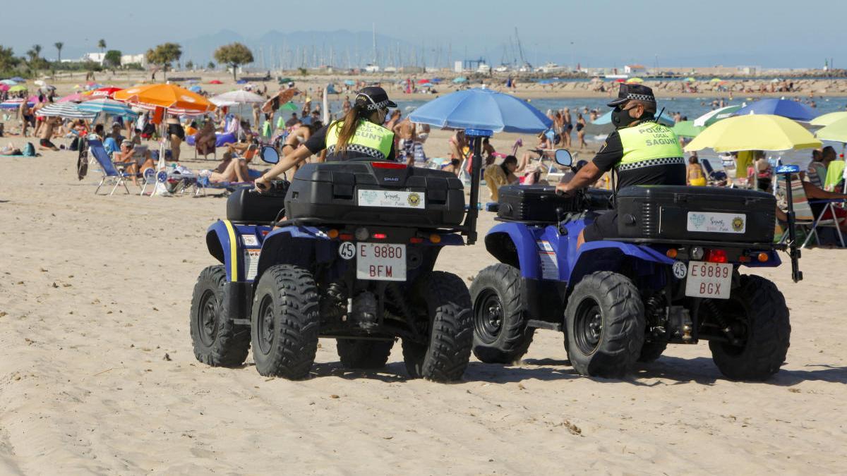 Policías locales, en plena patrulla por la playa.