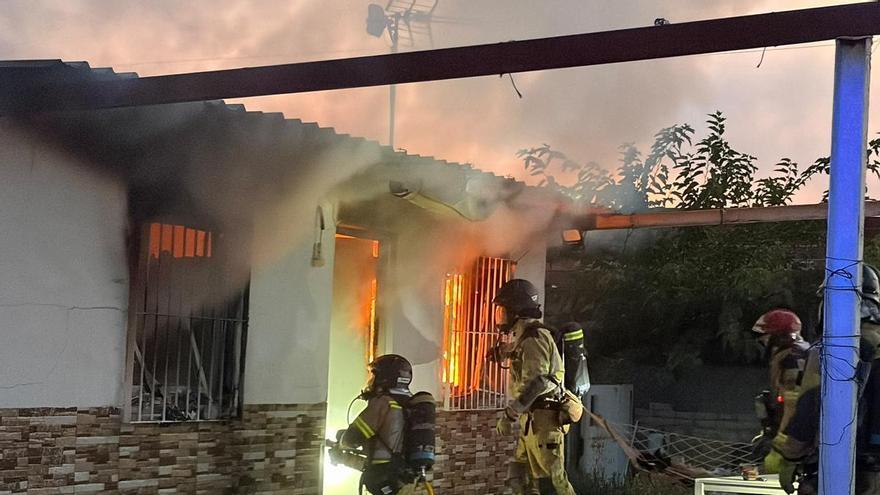 Alarma por una vivienda en llamas en un carril de la huerta de Murcia