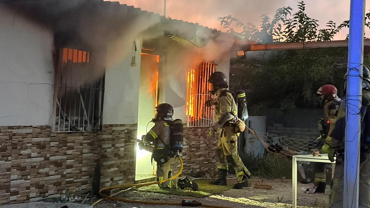 Bomberos trabajan en el incendio de la vivienda en Sangonera la Seca.