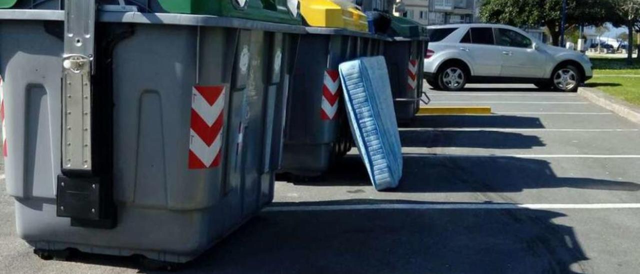 Contenedores y residuos acumulados en la calle, ayer. // FdV