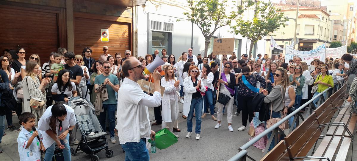 Alrededor de un millar de personas ha asistido a la manifestación.