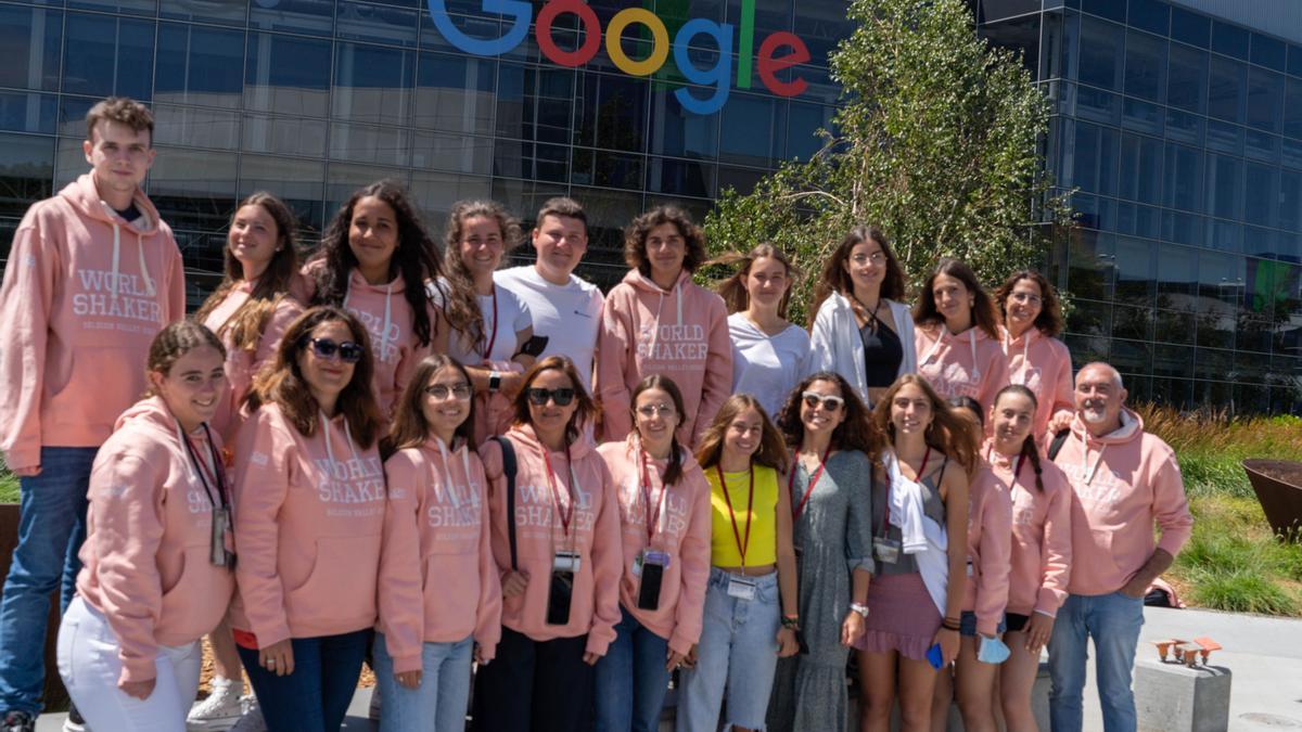 Los equipos valencianos del reto The Challenge, delante de la sede de Google con el popular youtuber mallorquín Miquel Montoro.