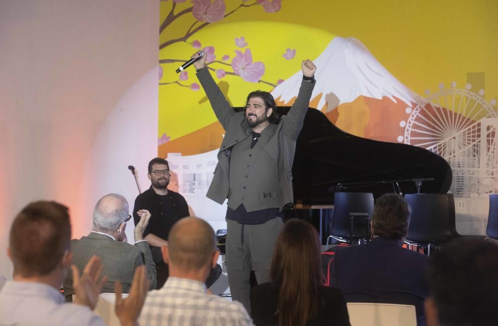 Antonio Orozco canta en la presentación de la vestimenta del Equipo Paralímpico Español en La Marina de Valencia