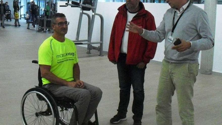 &#039;Chano&#039;, ayer en el Mais que Auga de Navia junto a Gil y el director deportivo del centro, Fran Cortegoso.