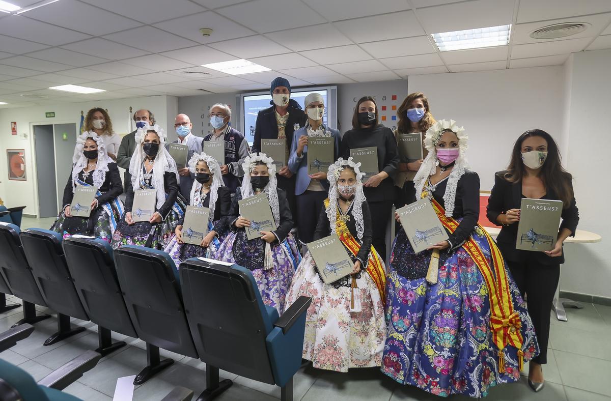 La comisión posa con la publicación, en la Casa de la Festa