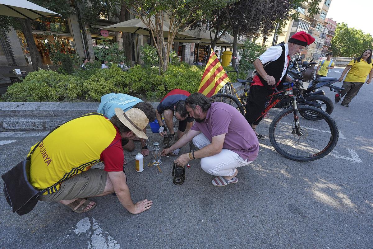Les imatges de l'arribada de la Flama del Canigó a Girona