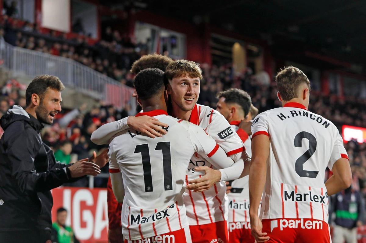 L'equip celebrant el gol de Lemar, davant el Barça