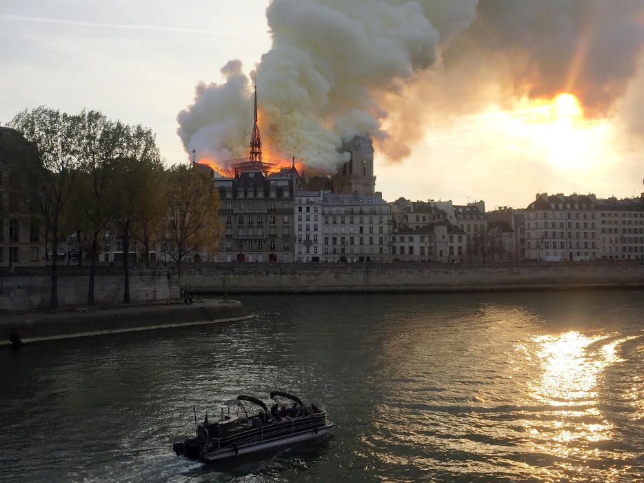 Un incendi crema Notre Dame de París