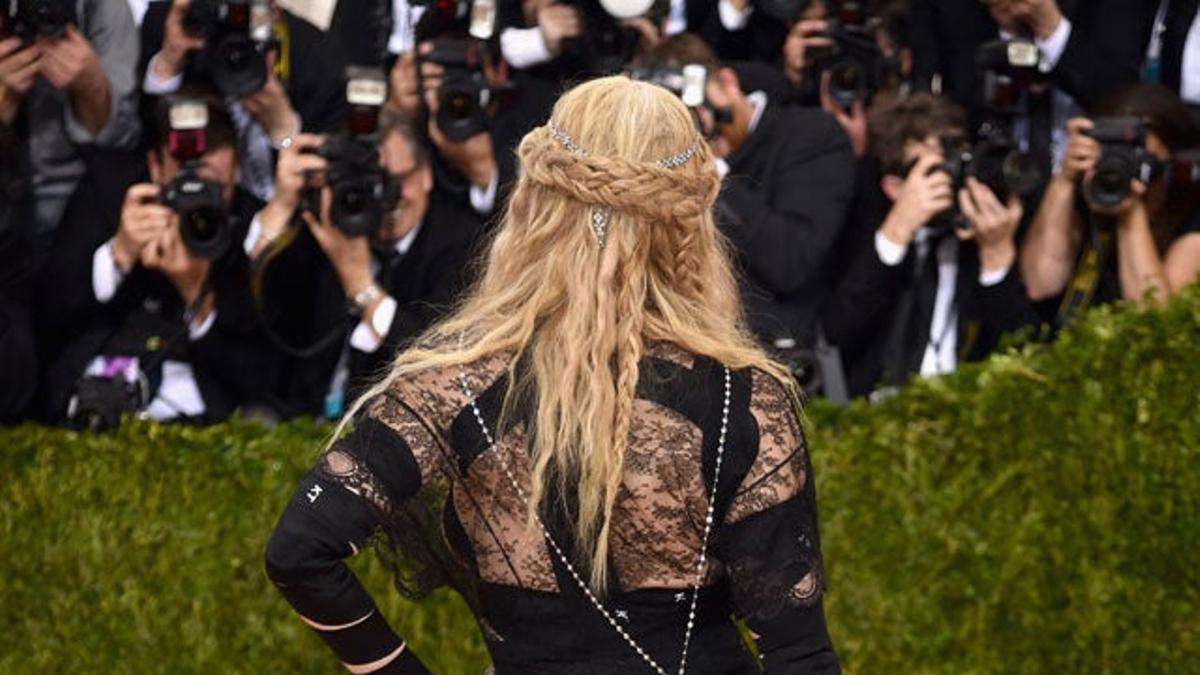 Madonna, look por detrás de Givenchy, en la alfombra roja de la gala Met 2016.