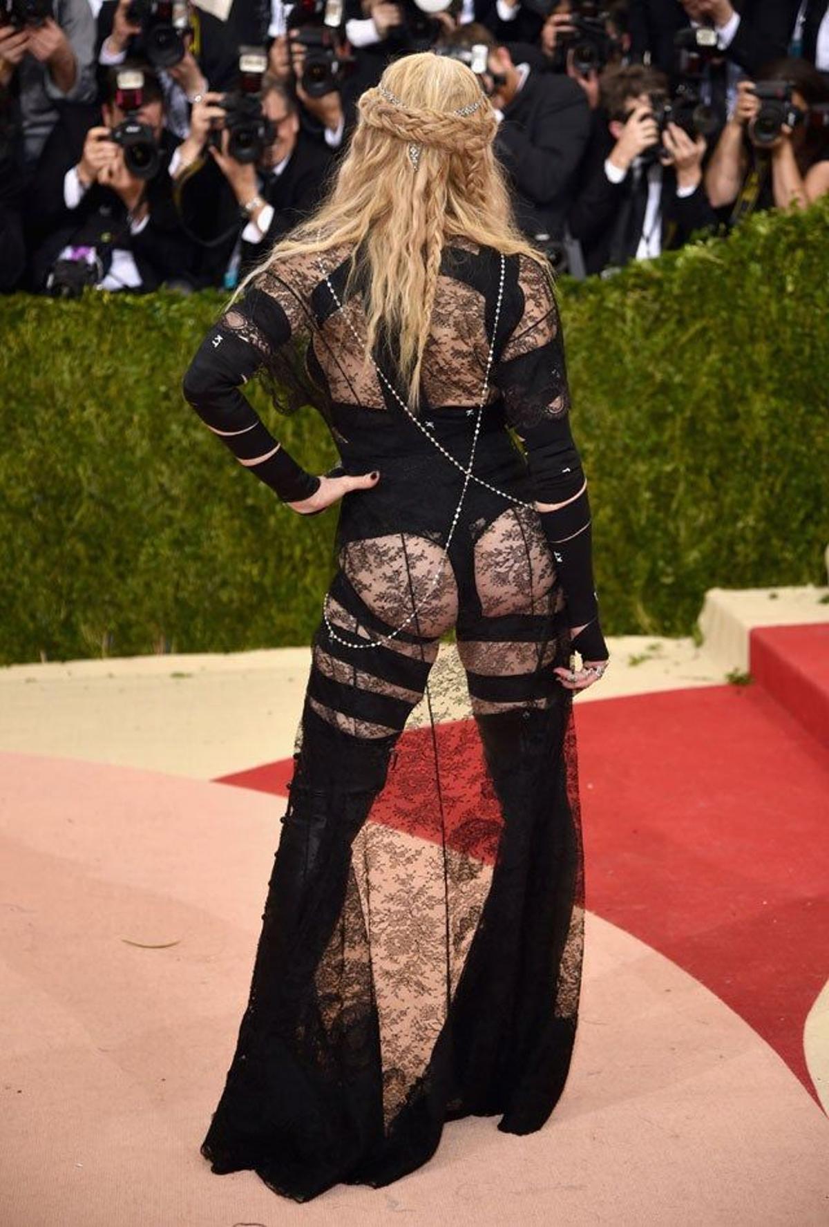 Madonna, look por detrás de Givenchy, en la alfombra roja de la gala Met 2016.