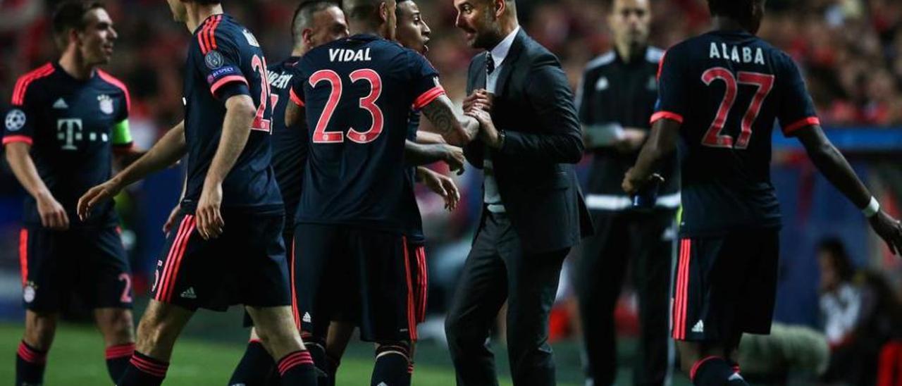 Guardiola felicita a Thiago y a Vidal tras uno de los goles del Bayern en Lisboa.