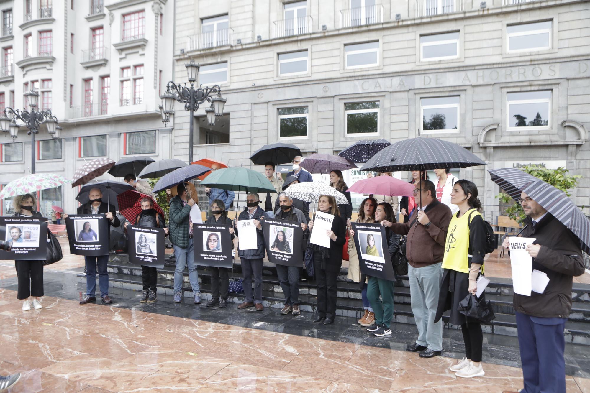 EN IMÁGENES: Así fue la concentración contra las persecuciones a periodistas en Oviedo