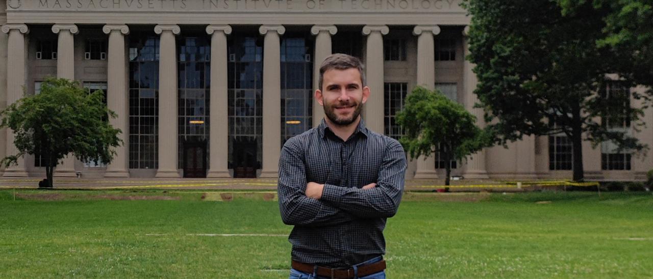 Gonzalo Muñoz, ante el edificio principal del MIT, en Cambridge