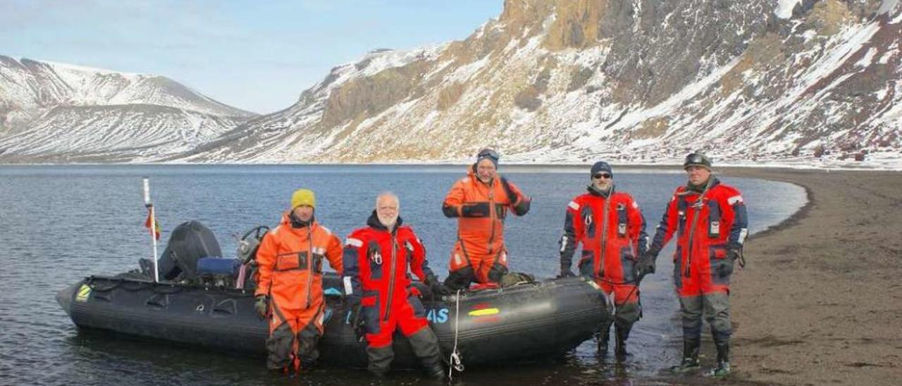 De izq. a dcha., Lastra, García Gallego, Souza, López y otro miembro de la base en isla Decepción.