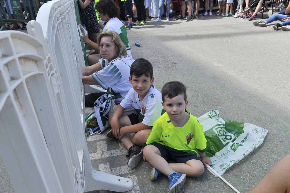 Unos mil aficionados ven el triunfo del Elche en pantalla gigante junto al estadio Martínez Valero