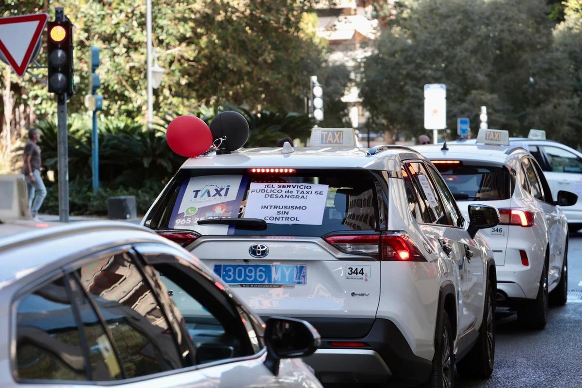 Los taxistas alicantinos se plantan: protesta masiva contra el caos de los VTC y los tuctucs
