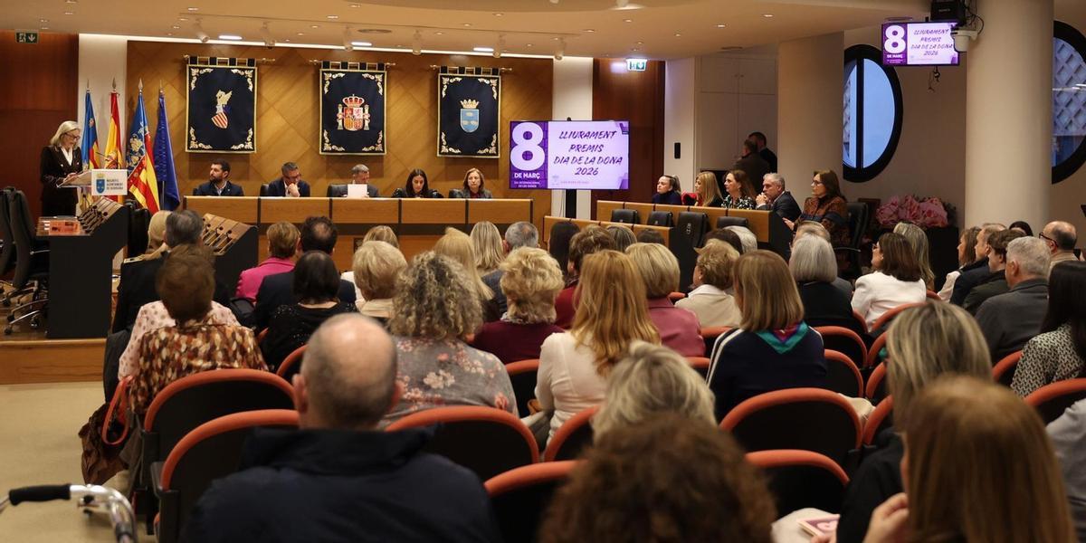 El salón de pleno del ayuntamiento de Burriana ha acogido la ceremonia de entrega de reconocimientos,