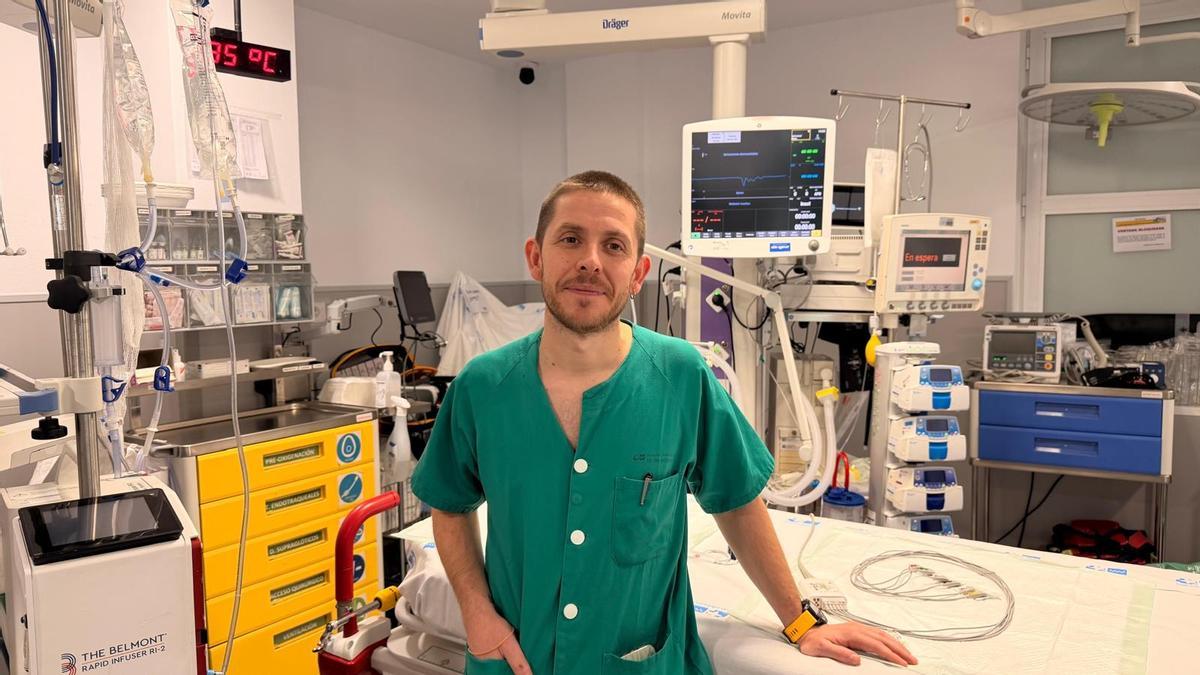 El doctor Jesús Barea, en la UCI.