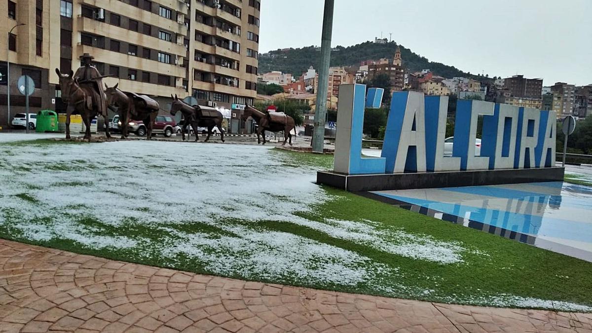 Las tormentan tiñen de granizo l’Alcora y siembran el caos en Torrent