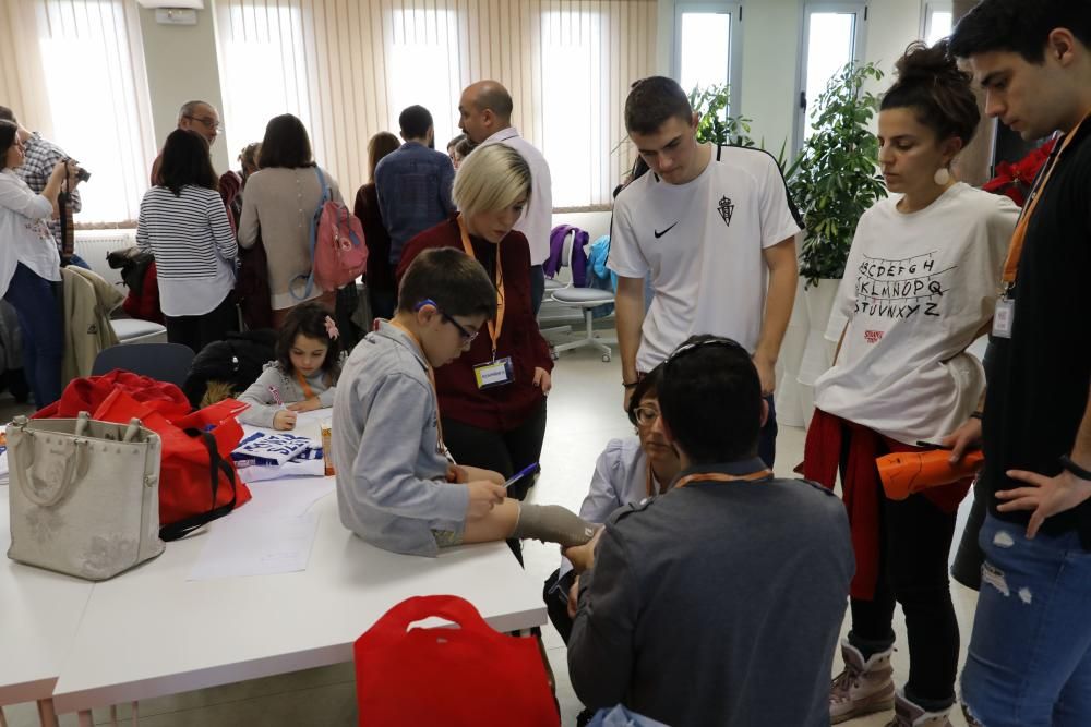 Evento para dotar a niños sin extremidades de una súperprotesis.