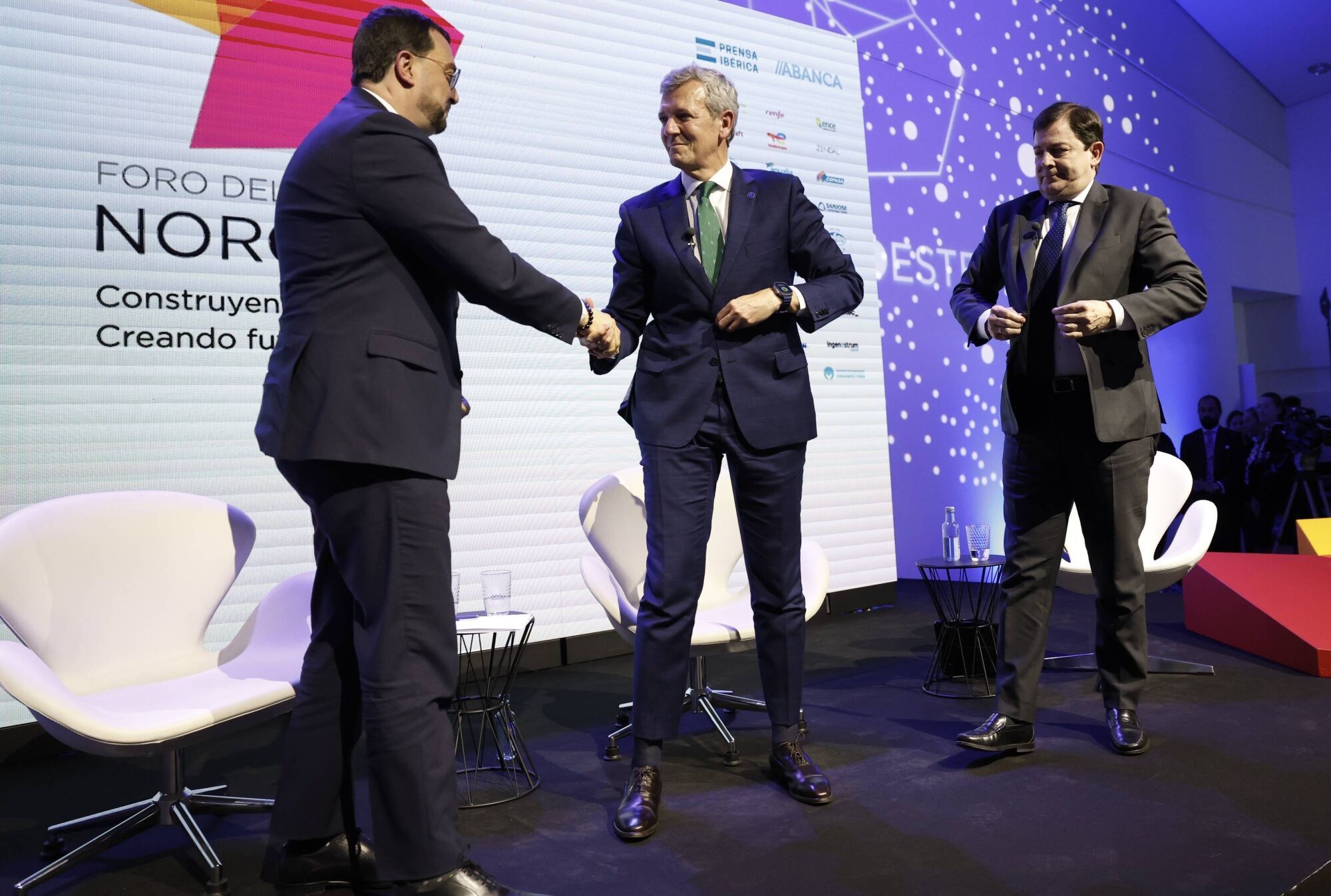 El apretón de manos entre los tres presidentes autonómicos (Galicia, Asturias y Castilla y León) que participan en el Foro del Noroeste. 