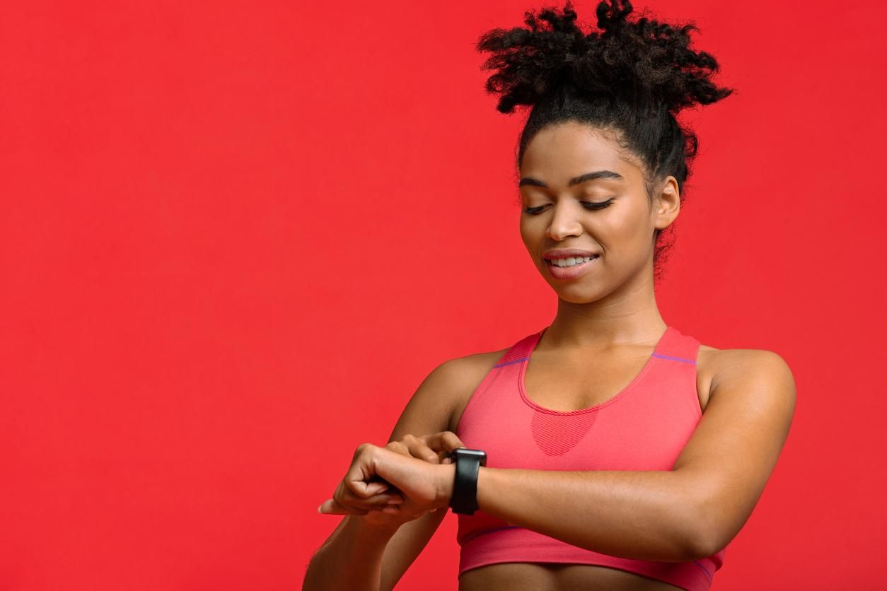 Chica consultando su pulsera de actividad