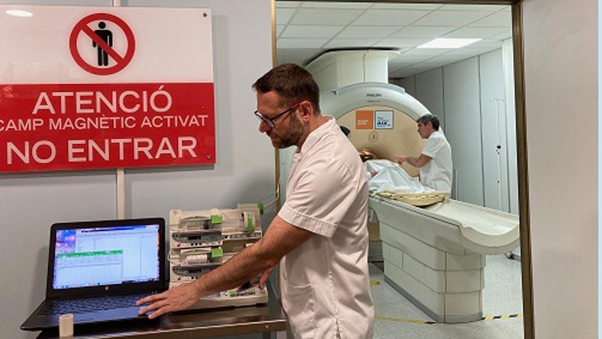 El doctor Juan L. Fernández Candil y el doctor Lluís Gallart, durante las pruebas