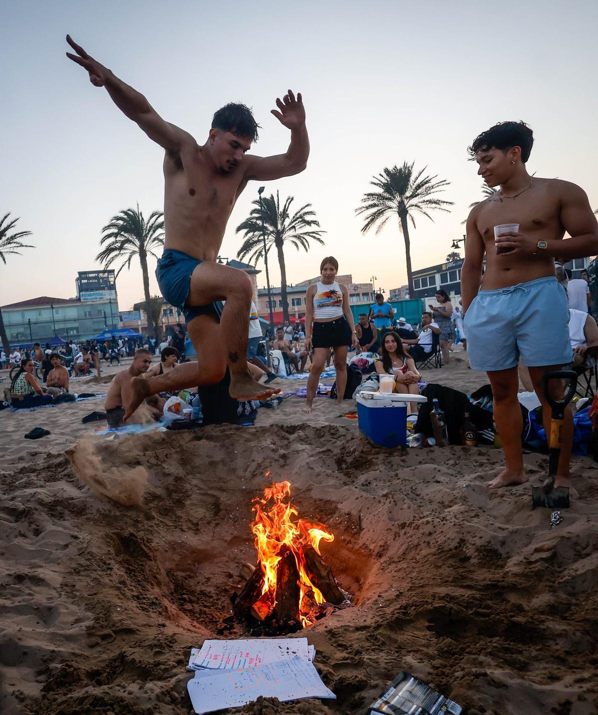 Todas las fotos de una noche de San Juan sofocante en las playas de València