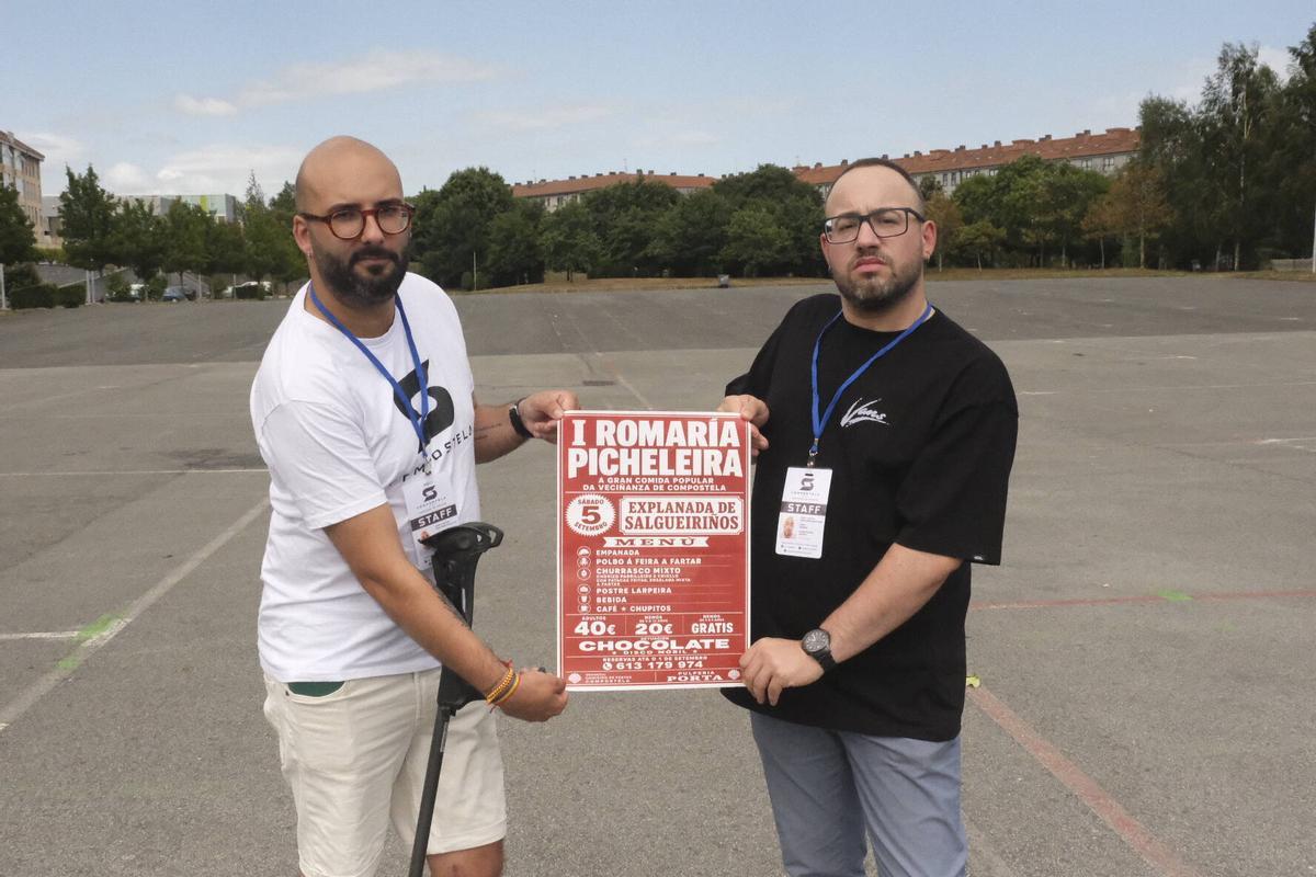 Adrián Mallo (iquierda) y Edgar Adrián Duarte, miembros de la Comisión de Fiestas Compostela, en Salgueiriños