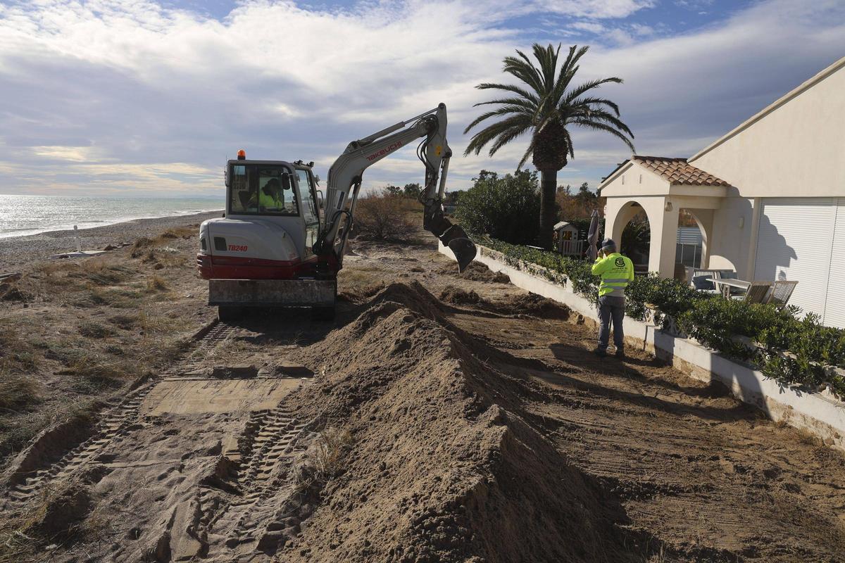 Taludes de arena protegen las viviendas de la Malvarrosa de Sagunt.