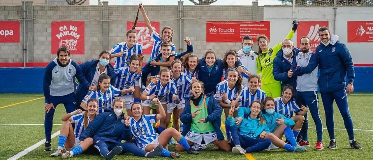 El Atlético Baleares femenino celebra la victoria en el derbi ante el Collerense en el municipal del Coll.