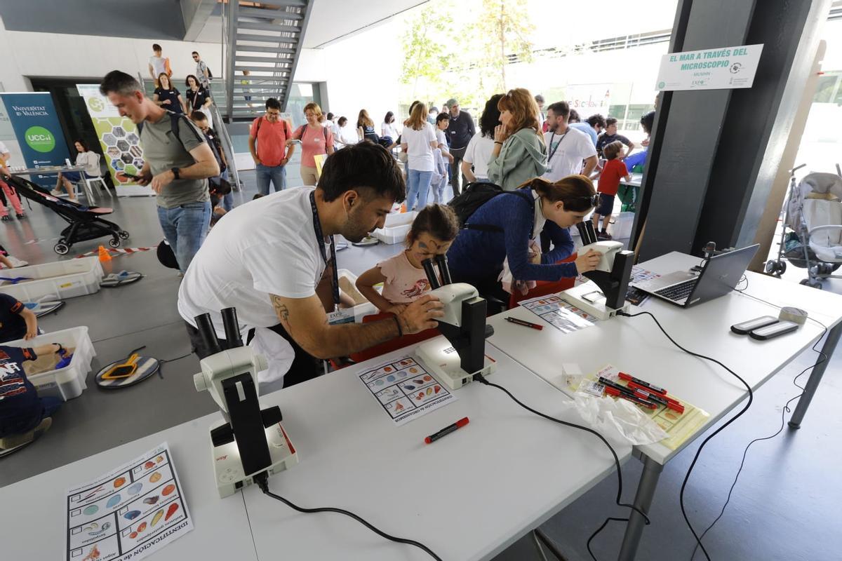 Miles de jóvenes se acercan a la ciencia en la Expociencia en el Parc Científic de la UV