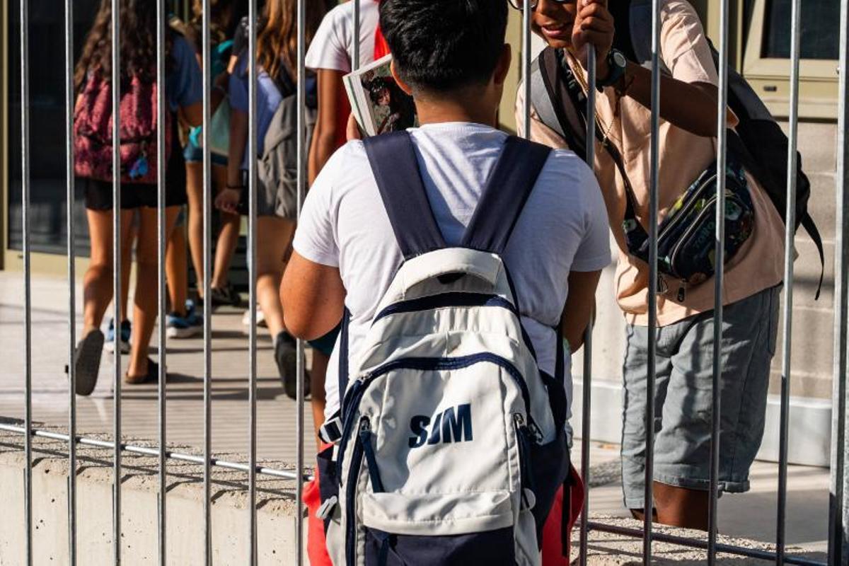 Dos alumnos de secundaria del IES Vallcarca, el primer día de instituto tras las vacaciones de verano.aria instituto ESO educacion alumnos
