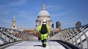 zentauroepp52898117 london  united kingdom   23 03 2020   a construction worker 200323174524