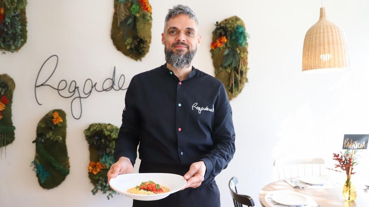 Adrián, chef del restaurante de Regadera, muestra un plato recién preparado.