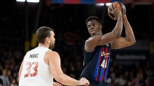 James Nnaji, en un partido con el Barça ante Marc Gasol