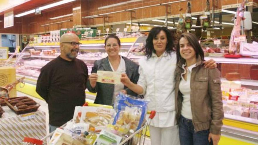 Laura Fernández con una empleada de Alimerka.