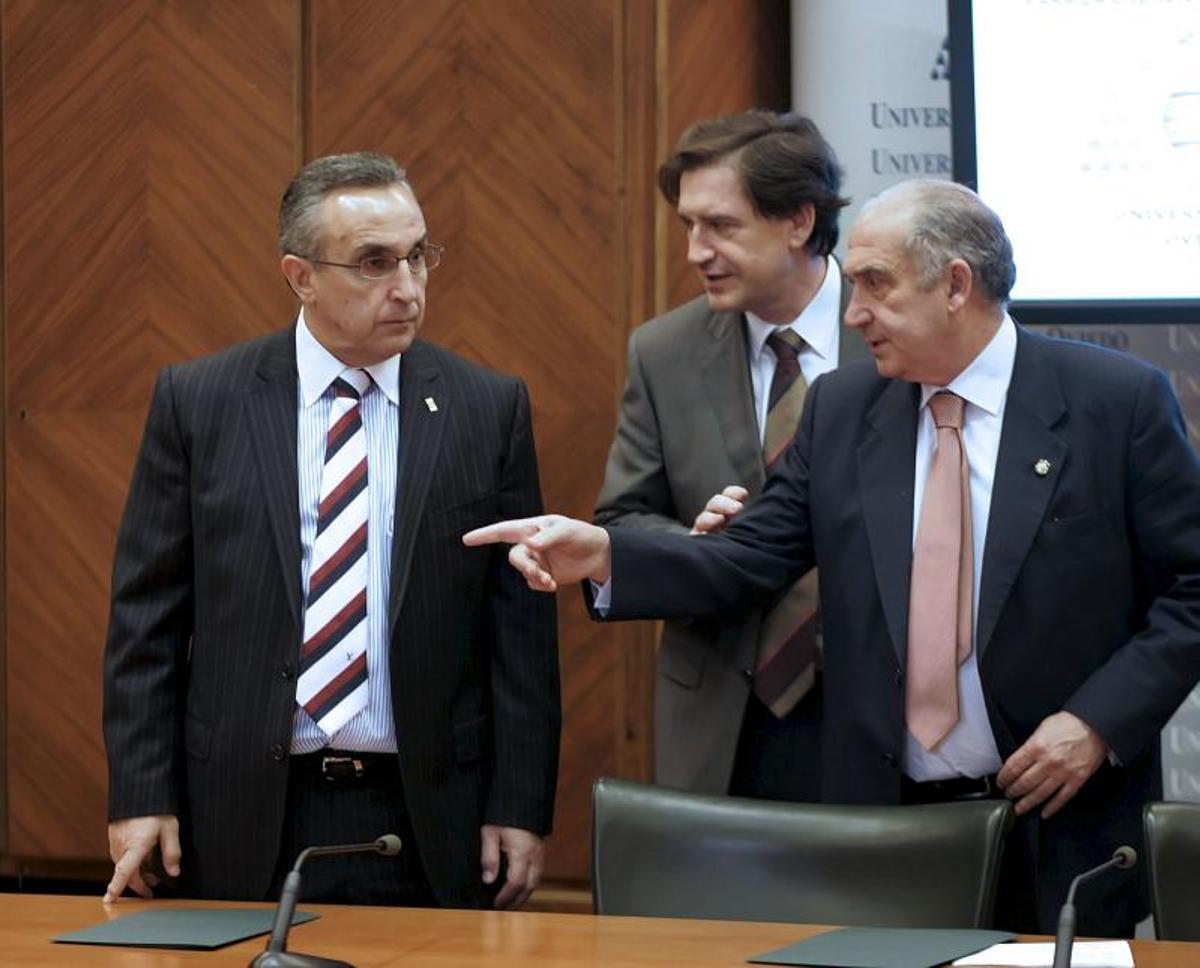 José Cecchini, En el centro, entre el presidente del COE, Alejandro Blanco, y el entonces rector,  Vicente Gotor, en la presentación del Centro de Estudios Olímpicos de la Universidad de Oviedo, en 2009.