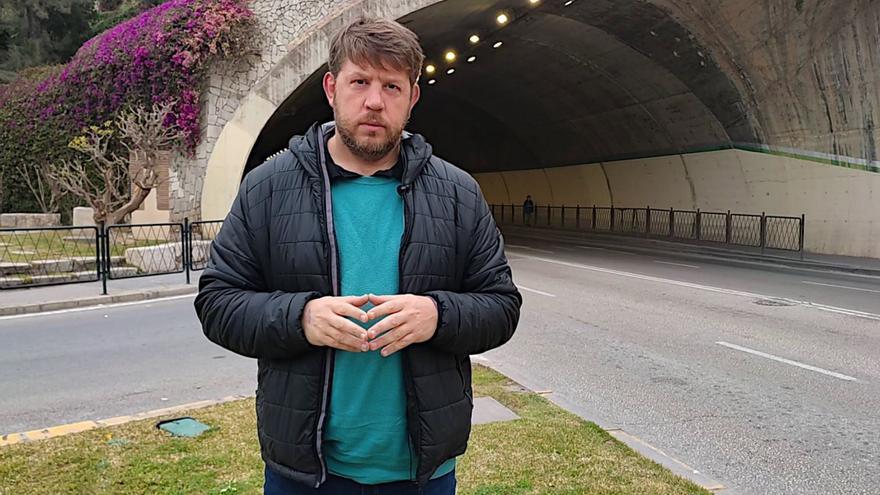 El candidato a la Alcaldía de Podemos, Nicolás Sguiglia, en el túnel de la Alcazaba