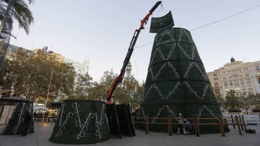 Comienza la «plantà» del árbol navideño