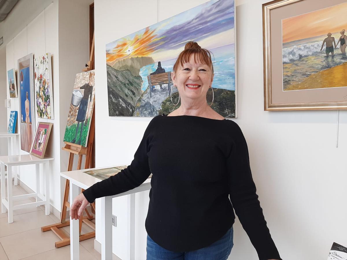 Mari Paz Menéndez posa en la exposición con sus obras.