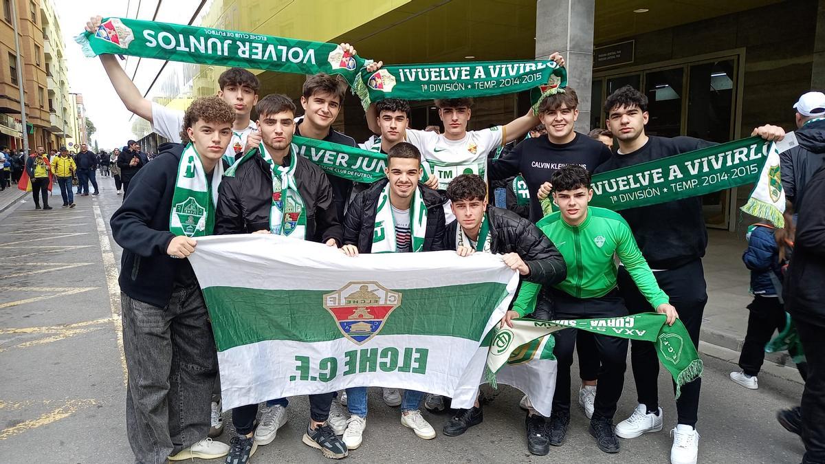 Jóvenes aficionados del Elche, este pasado domingo, en el estadio La Cerámica de Villarreal