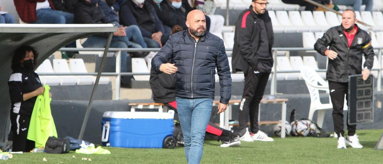 Manolo González, entrenador de la Peña Deportiva, sigue desde la banda el desarrollo del derbi del domingo contra el Formentera.