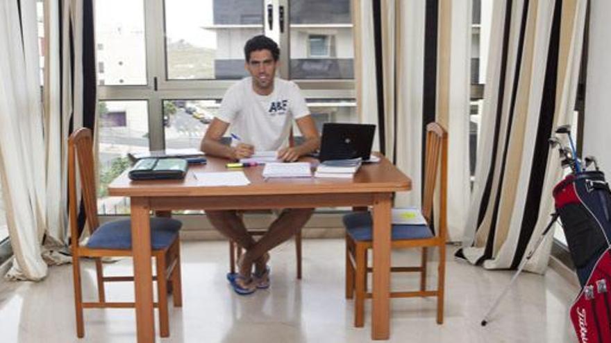 Javier Beirán, alero del Gran Canaria 2014, posa en su casa, mientras prepara uno de los exámenes de la carrera de empresariales que cursa a distancia.  i LP/DLP