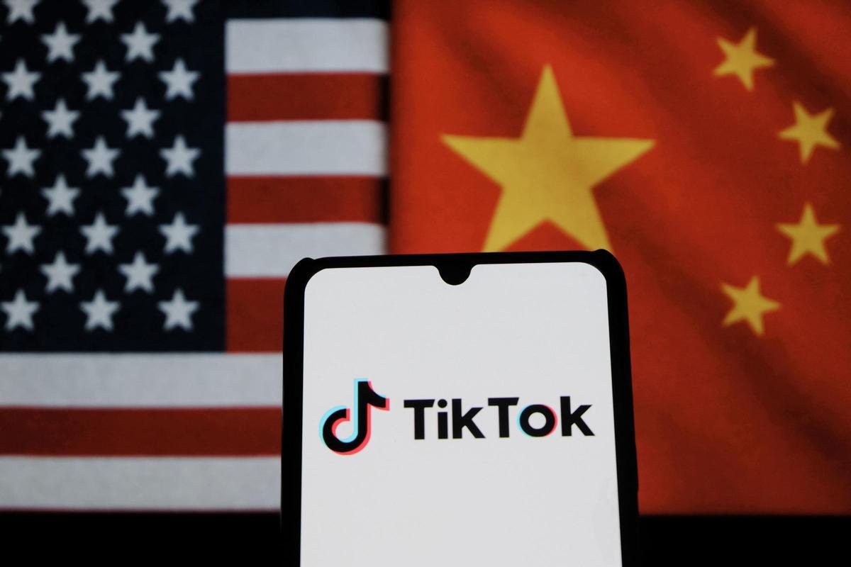 Logo de TikTok con banderas estadounidenses y chinas de fondo.