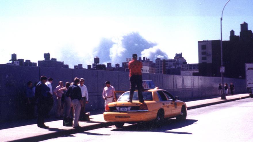 Personas observando el incendio de las Torres Gemelas en Nueva York.