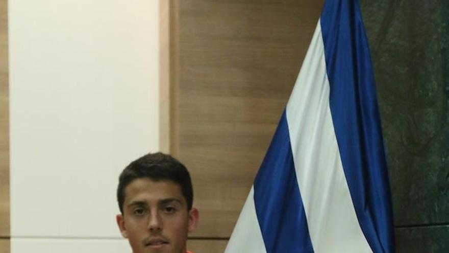 Pablo Fornals posa con la bandera del Málaga CF, ayer en La Rosaleda.