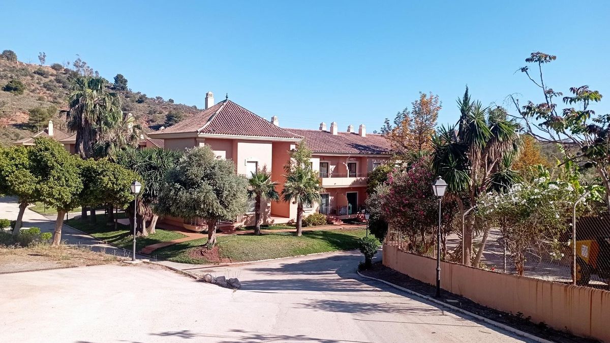 Vista del centro de mayores sin uso, en Jarazmín, esta semana.